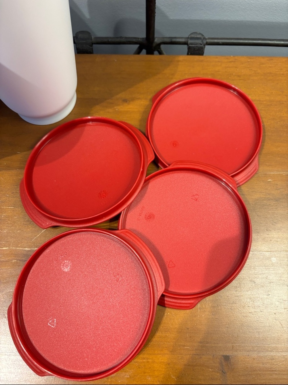 New Tupperware Allegra Set Of 4 Red And White Tumblers With Lids - Picture 3 of 4